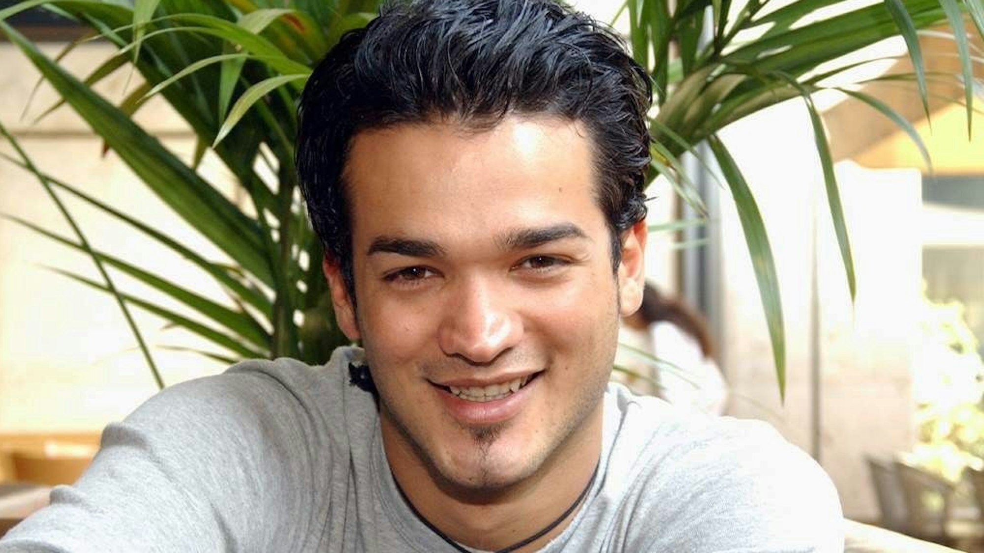 Sänger Daniel Lopes lächelt in die Kamera