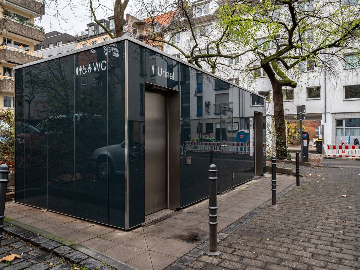 Eine Toilettenanlage steht am Kölner Severinswall.