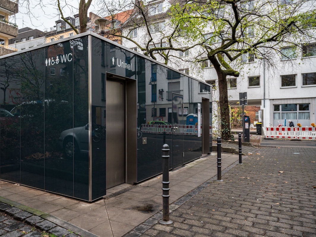 Eine Toilettenanlage steht am Kölner Severinswall.