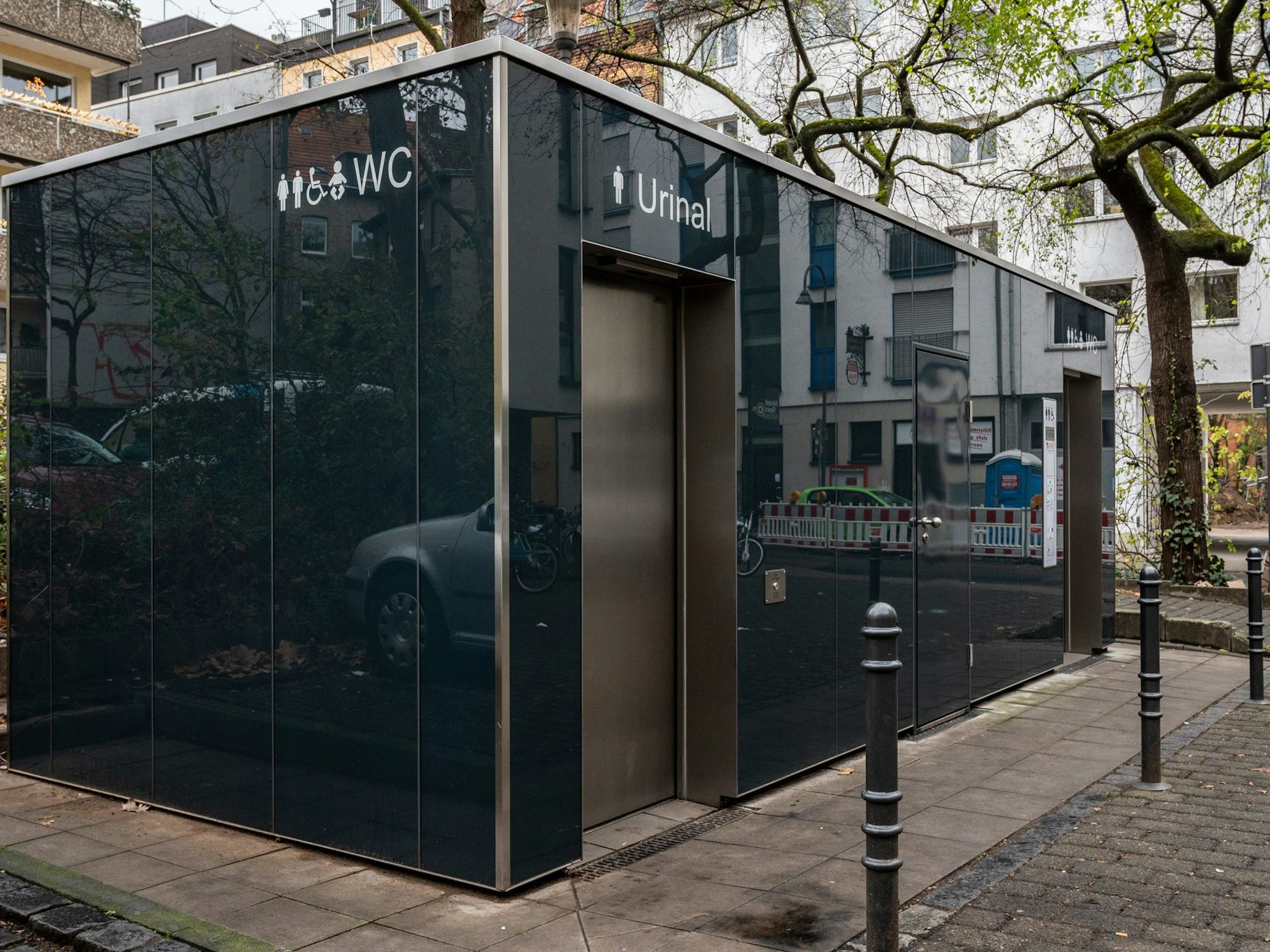 Eine Toilettenanlage steht am Kölner Severinswall.