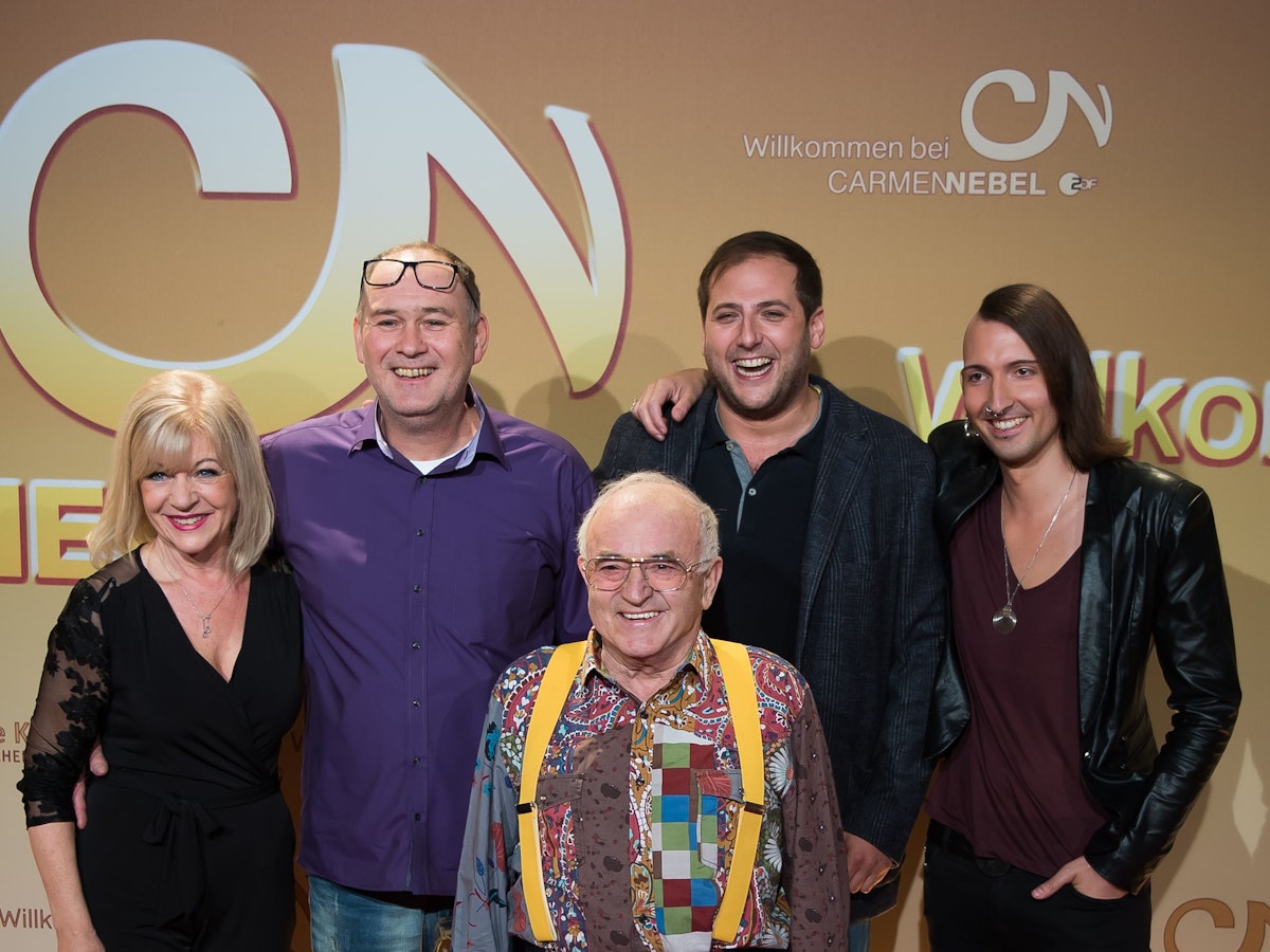Die Händler der ZDF-Sendung „Bares für Rares“ mit Elke Velten (l-r), Walter Lehnertz, Ludwig Hofmeier, Julian Schmitz-Avila und Fabian Kahl im September 2017 in Hannover.