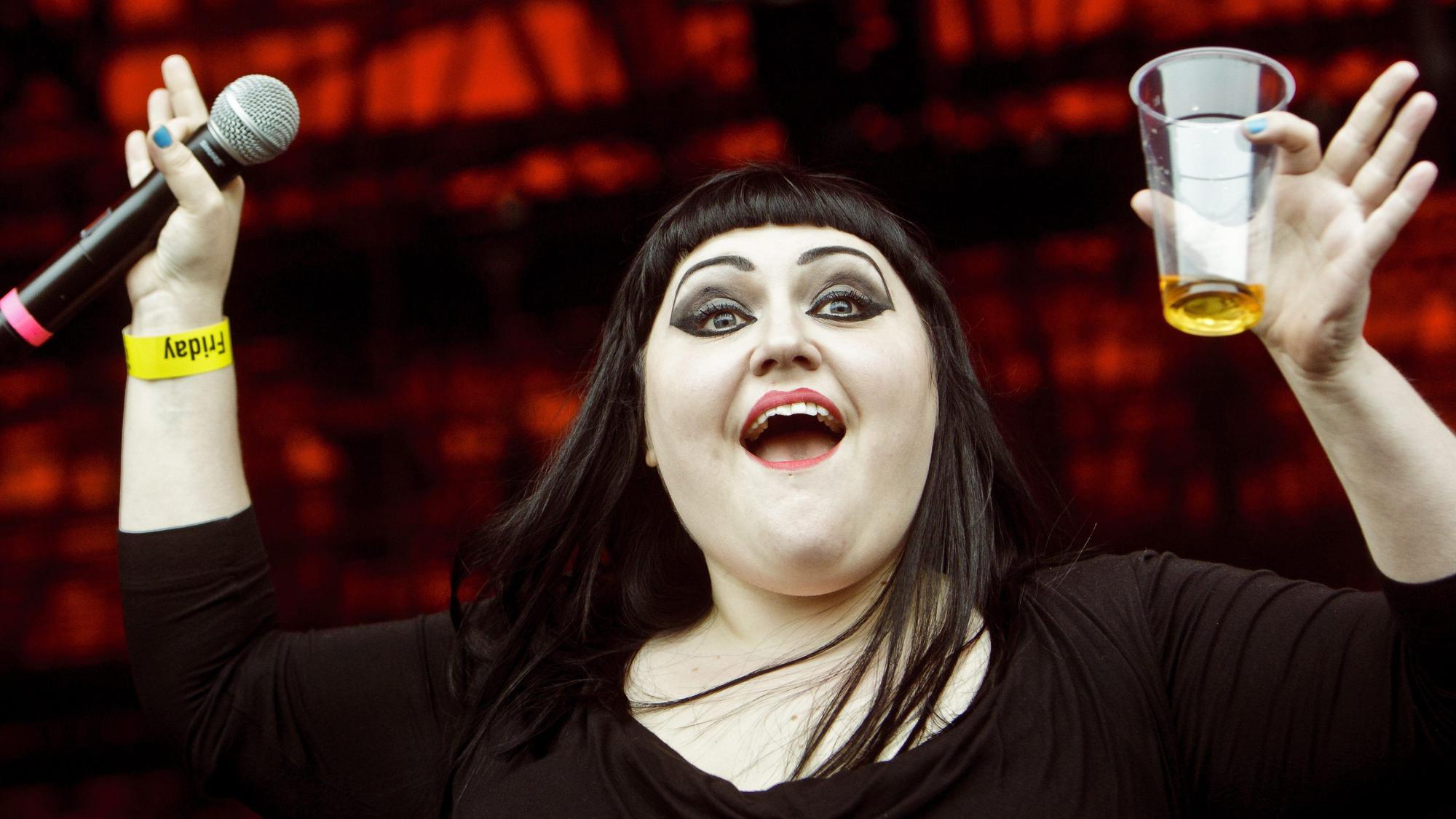 Beth Ditto, Frontfrau der Rockband Gossip, performte im Juli 2012 auf dem Roskilde Festival in Roskilde (Dänemark).