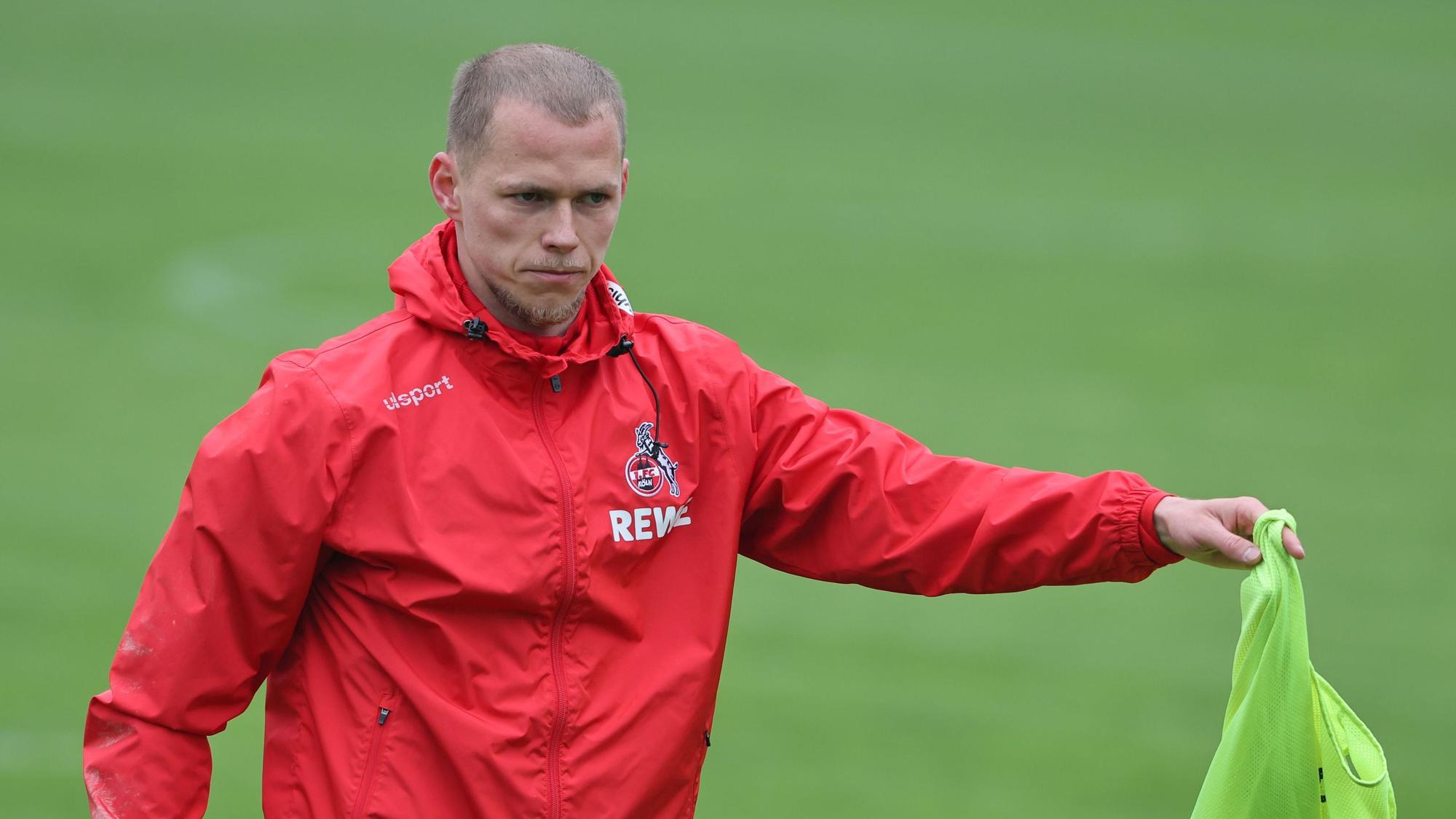 Ondrej Duda hält während des Trainings ein Leibchen in der Hand