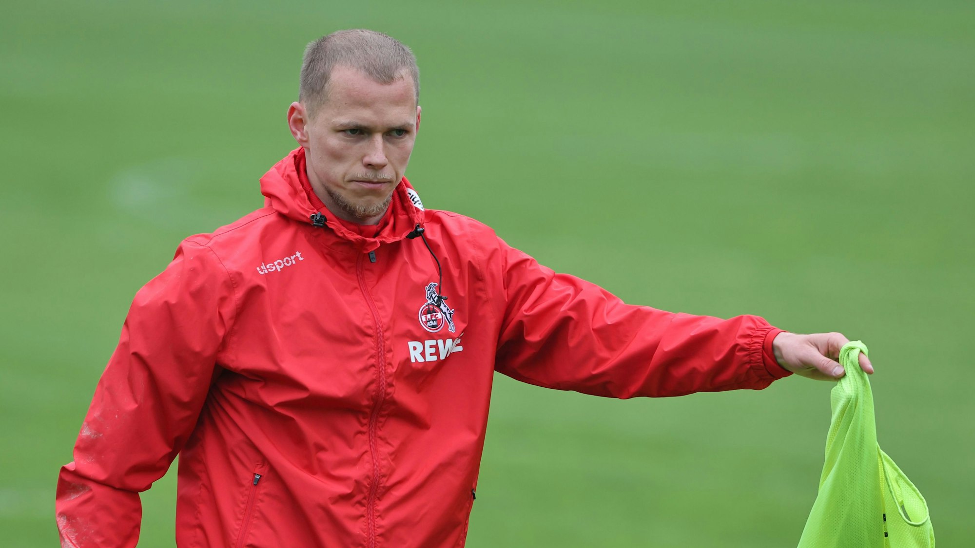 Ondrej Duda hält während des Trainings ein Leibchen in der Hand