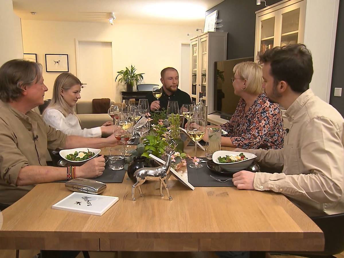 Die Runde bei „Das perfekte Dinner“. Von links: Andreas, Sophie, Gastgeber Kai, Ilona und Christopher.