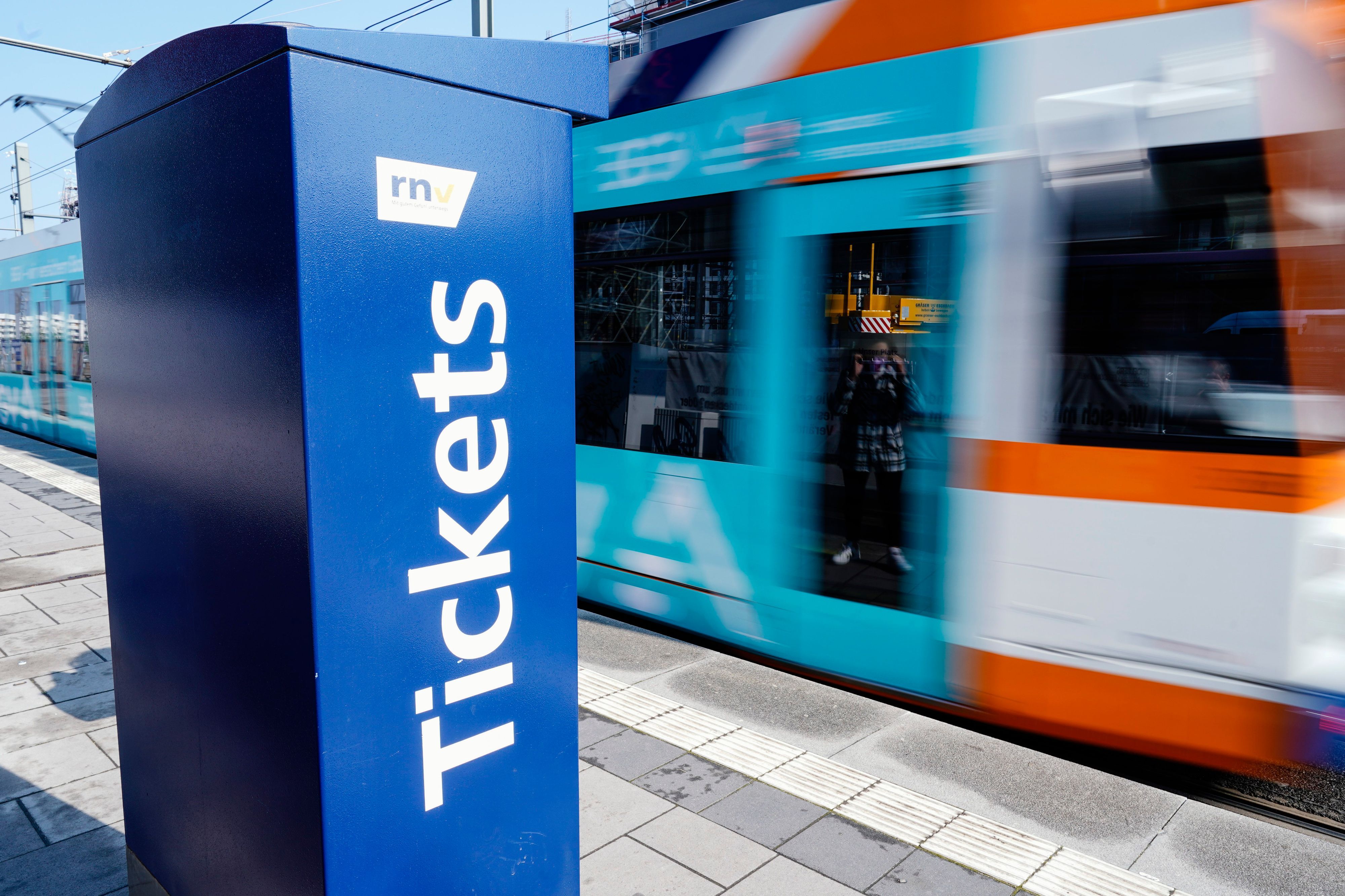 Eine Straßenbahn fährt an einer Straßenbahnhaltestelle an einem Ticketautomaten vorbei. Dieses Symbolfoto wurde im April 2022 in Heidelberg aufgenommen.