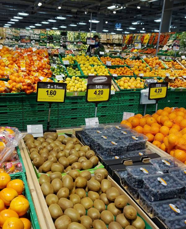 Eine Obst-Abteilung in einem Supermarkt