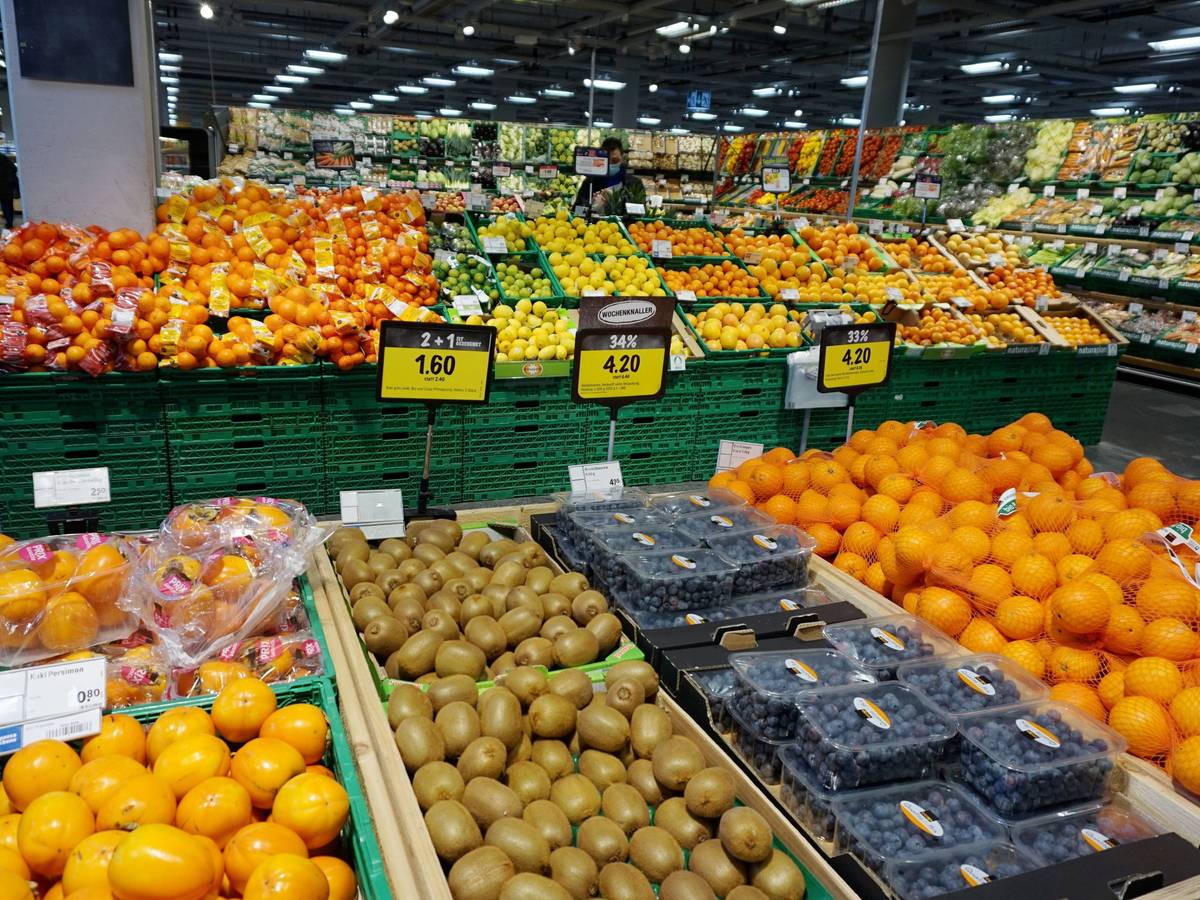 Eine Obst-Abteilung in einem Supermarkt