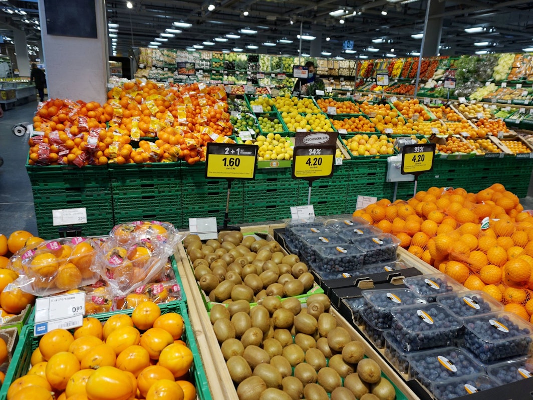 Eine Obst-Abteilung in einem Supermarkt
