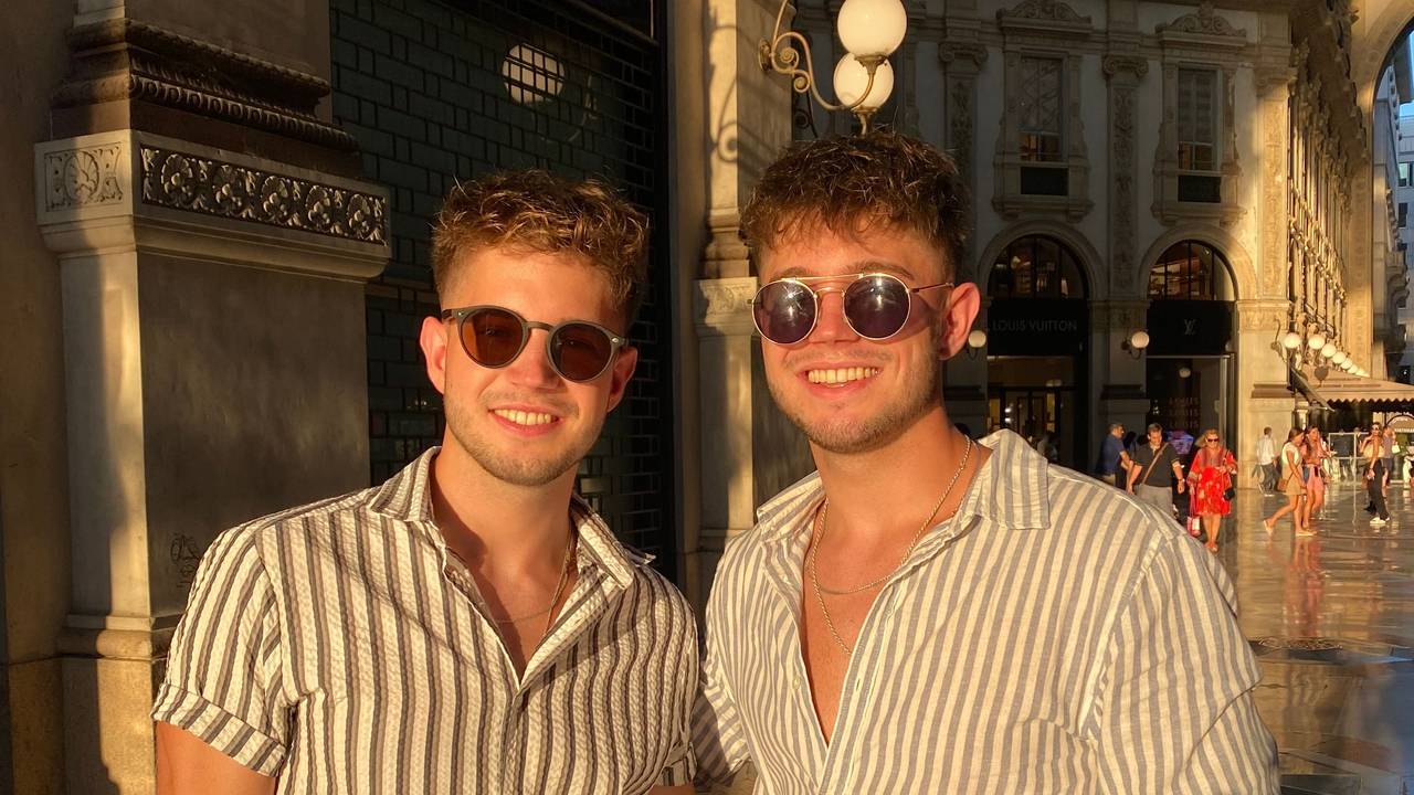 Roman und Nikita Kiselev schauen nebeneinander mit Sonnenbrillen in die Kamera.