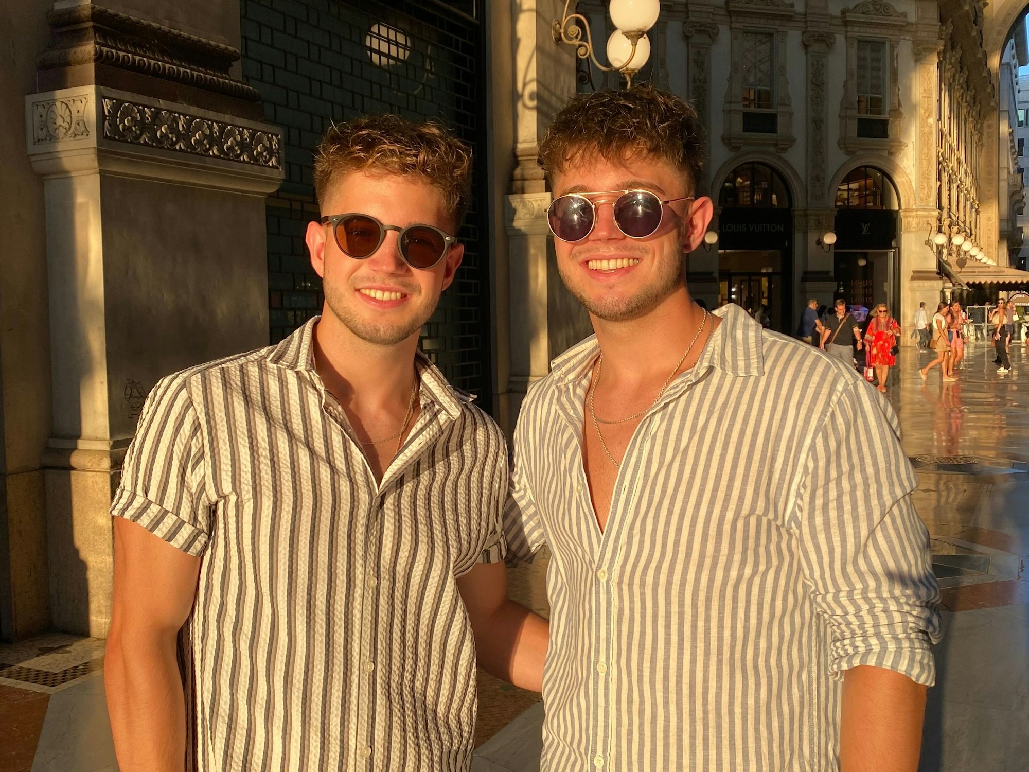 Roman und Nikita Kiselev schauen nebeneinander mit Sonnenbrillen in die Kamera.