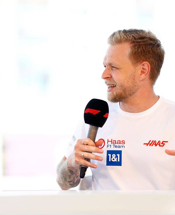 Mick Schumacher (links) und Kevin Magnussen schauen sich während eines Interviews an.