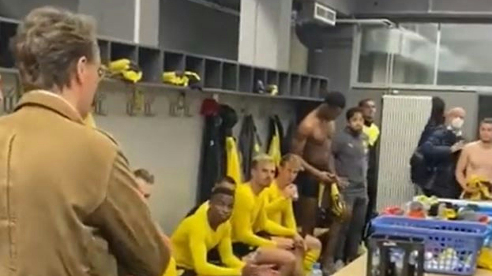 NRW-Ministerpräsident Hendrik Wüst zu Gast in der BVB-Kabine.