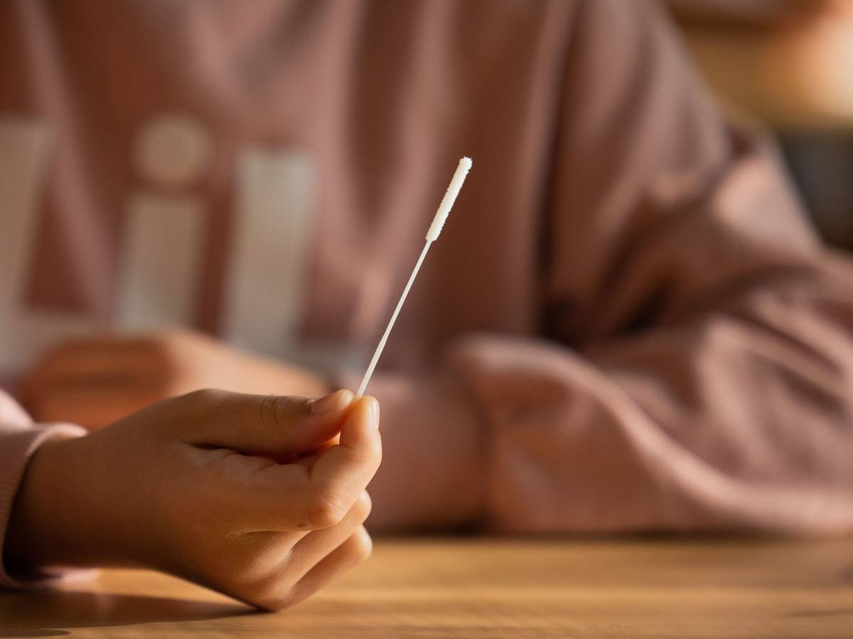 Schüler und Schülerinnen machen einen Corona-Test. Ungenutzte Corona-Tests an NRW-Schulen sollen wieder eingesammelt werden.