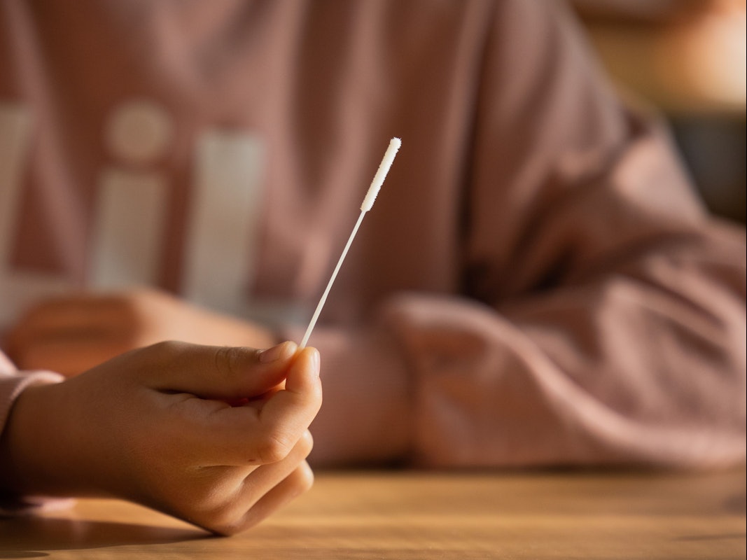 Schüler und Schülerinnen machen einen Corona-Test. Ungenutzte Corona-Tests an NRW-Schulen sollen wieder eingesammelt werden.