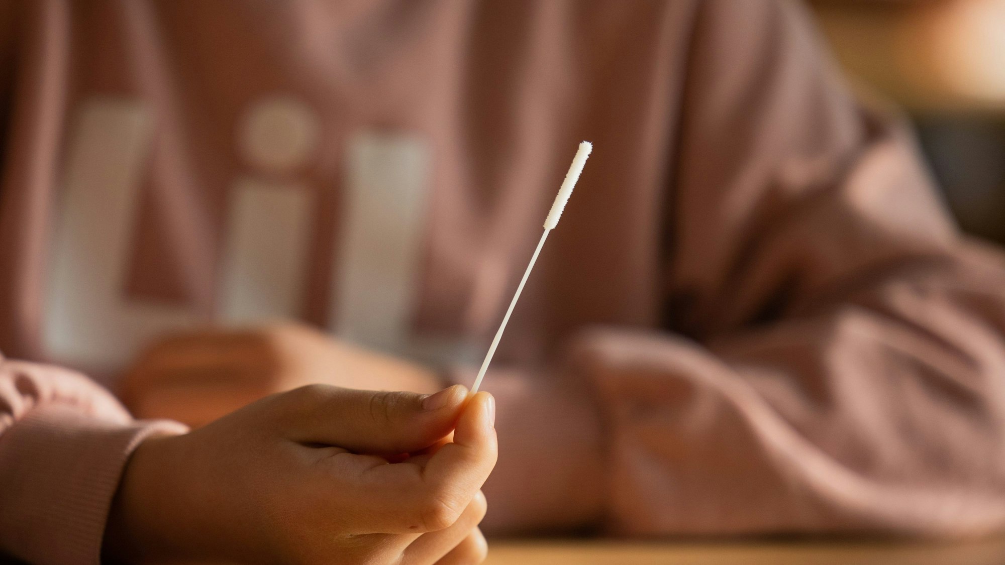 Schüler und Schülerinnen machen einen Corona-Test. Ungenutzte Corona-Tests an NRW-Schulen sollen wieder eingesammelt werden.