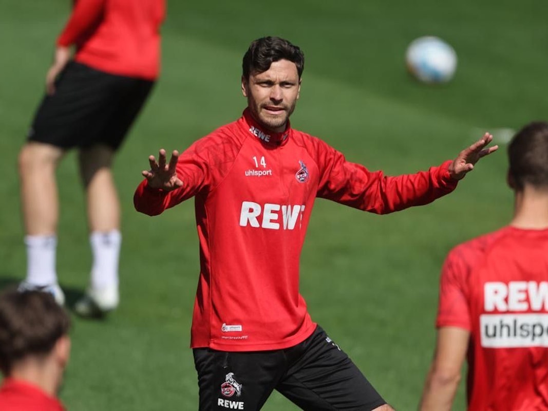 Jonas Hector gibt im Training Anweisungen.
