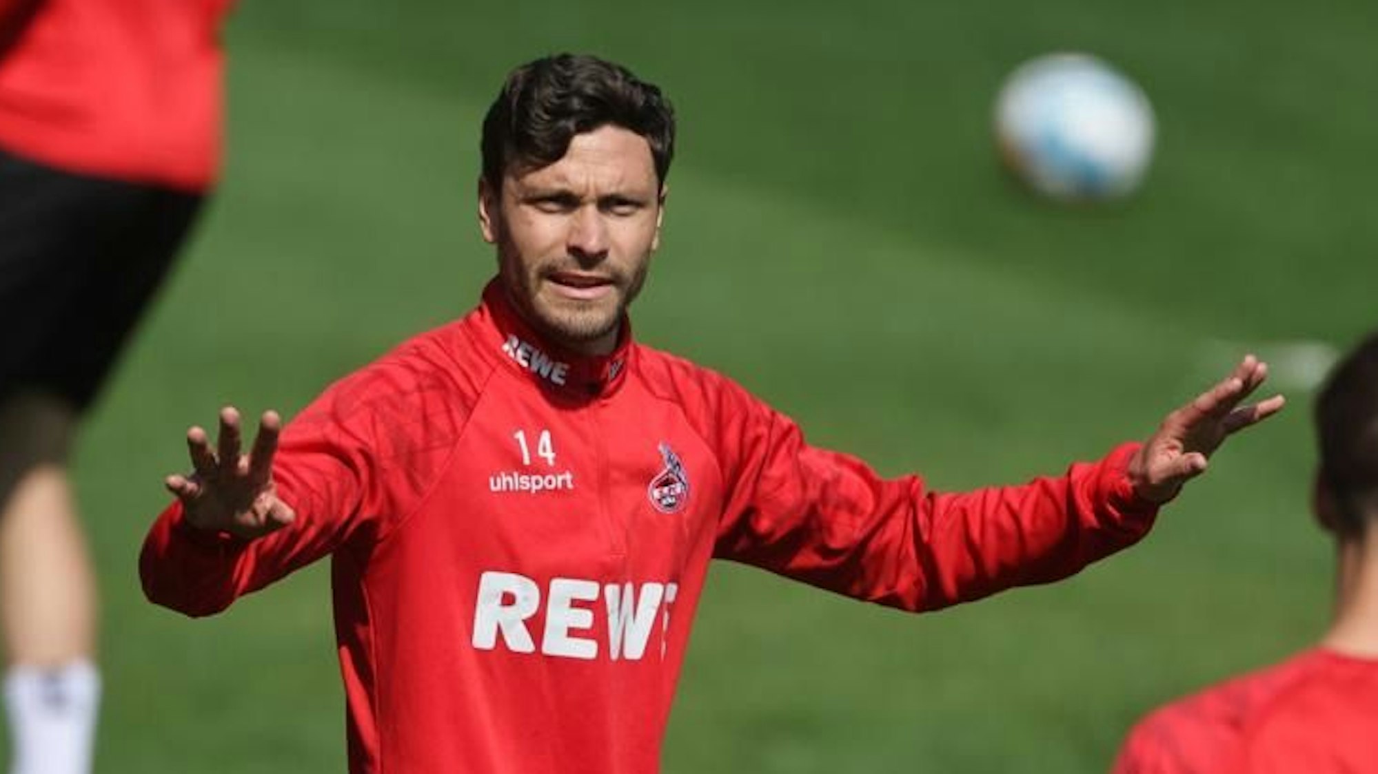 Jonas Hector gibt im Training Anweisungen.