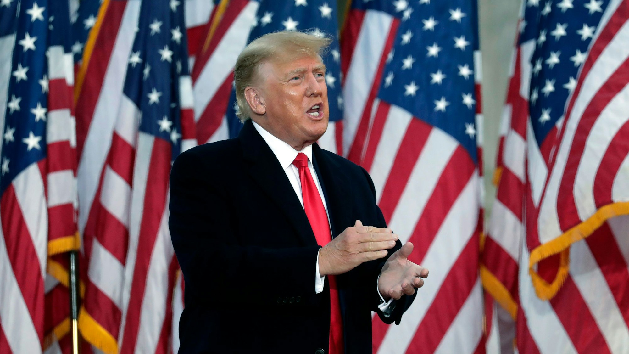 Donald Trump, ehemaliger US-Präsident, applaudiert der Menge bevor er während einer Kundgebung spricht.