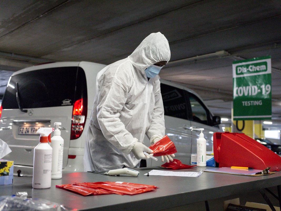 Ein medizinischer Mitarbeiter bereitet in einem Parkhaus in Südafrika eine Teststation vor (Archivfoto).