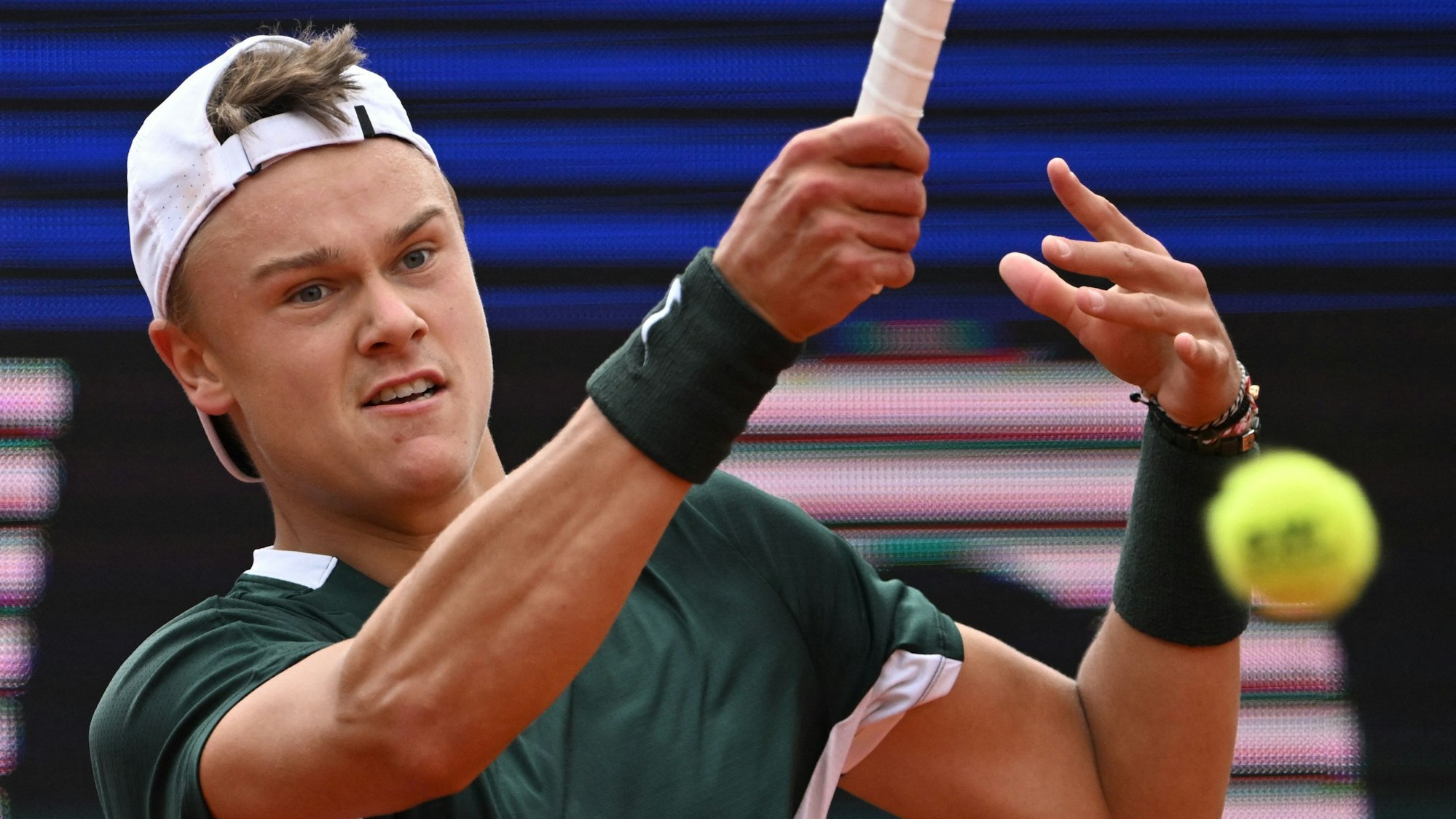 Holger Rune returnt den Ball im Spiel gegen Alexander Zverev