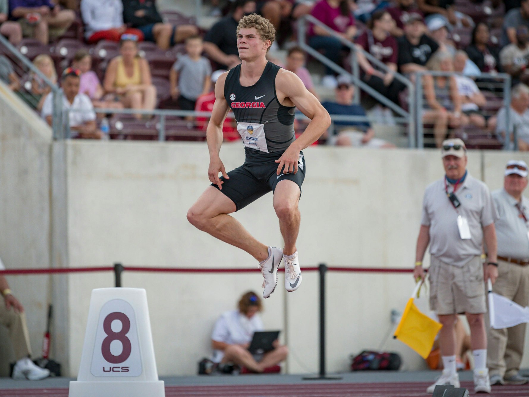 Matthew Boling bereitet sich auf einen 200-Meter-Lauf vor.