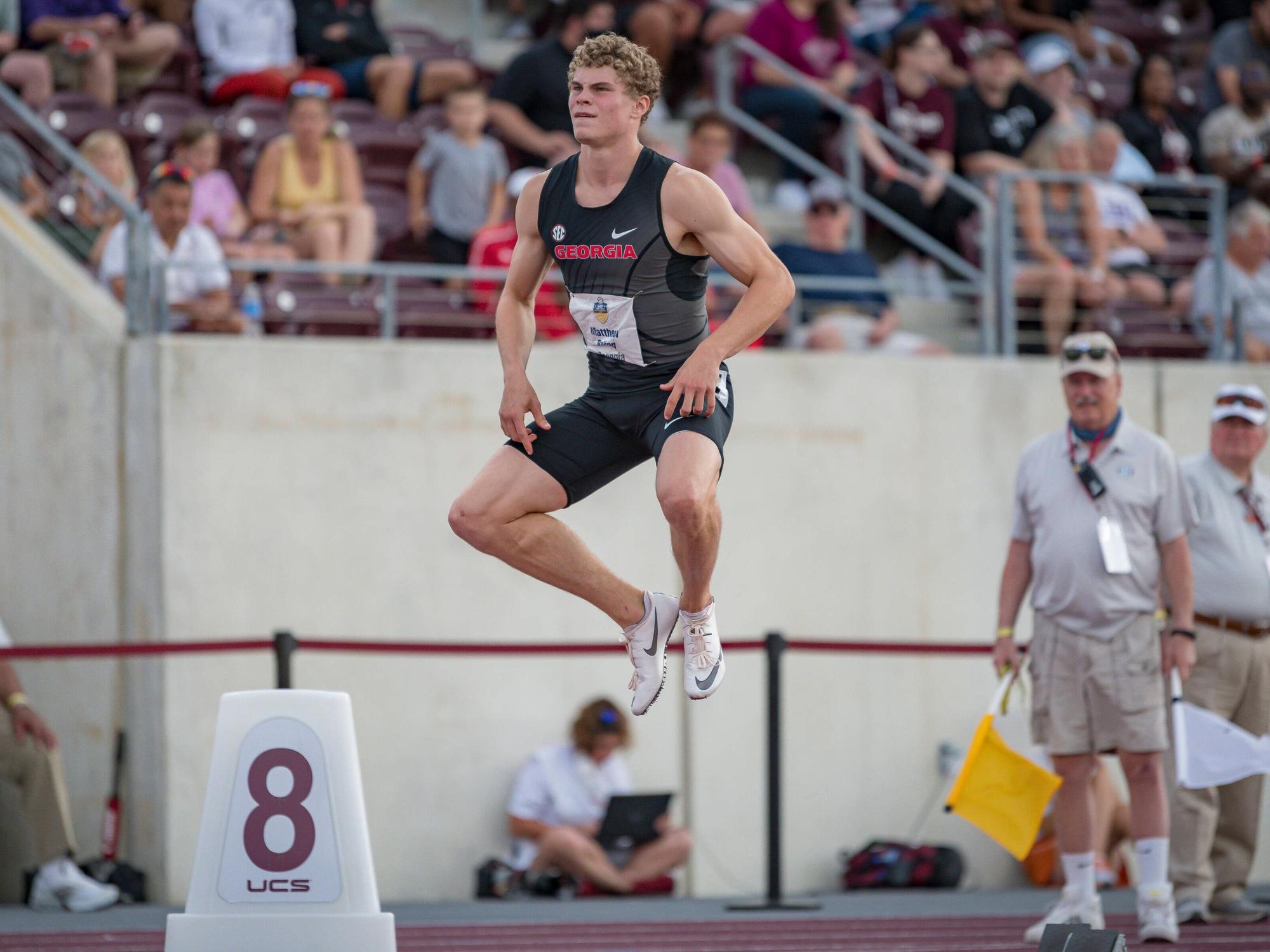 Matthew Boling bereitet sich auf einen 200-Meter-Lauf vor.