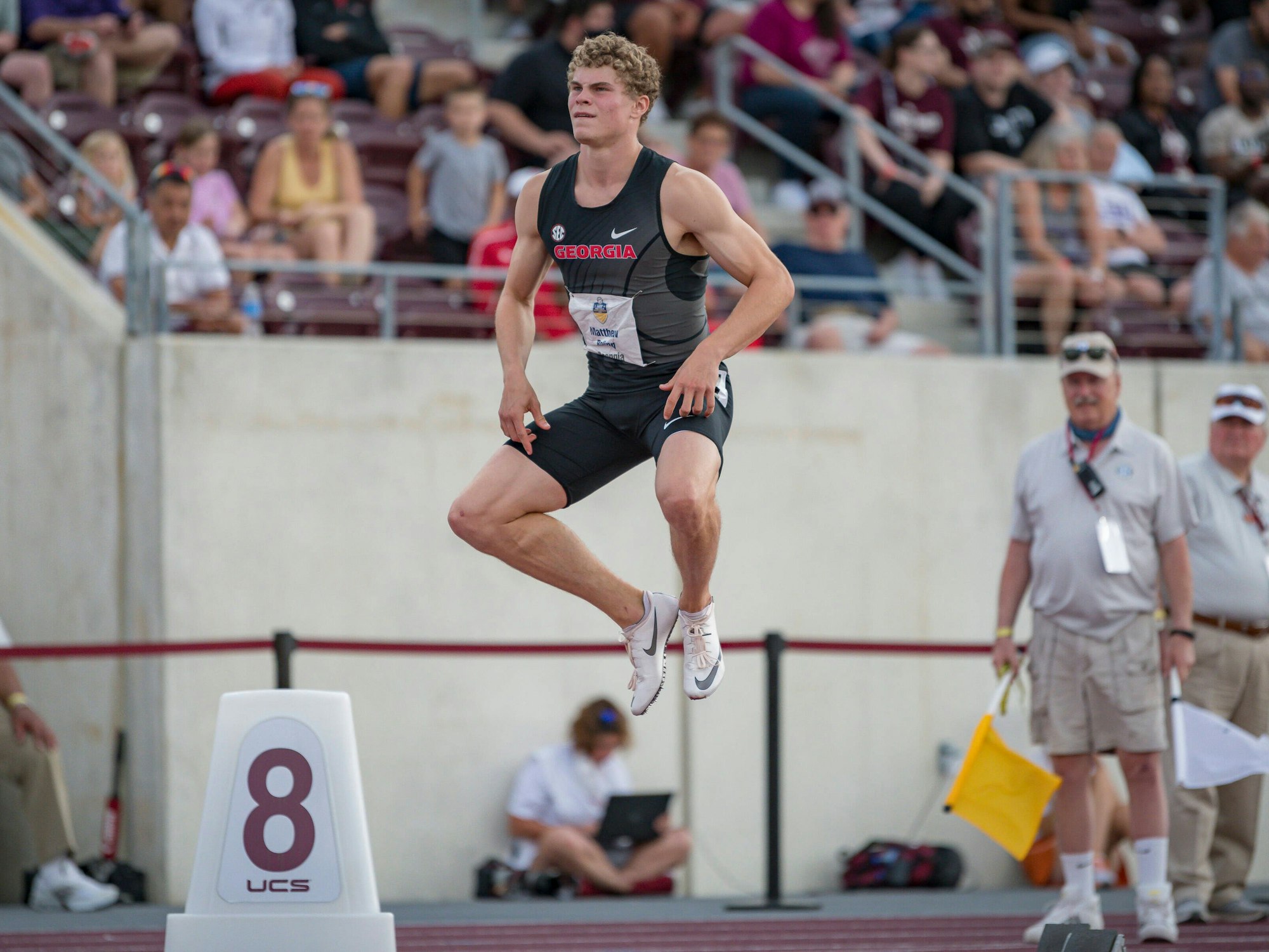 Matthew Boling bereitet sich auf einen 200-Meter-Lauf vor.