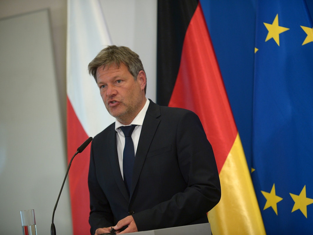 Robert Habeck bei der Pressekonferenz in Polen.