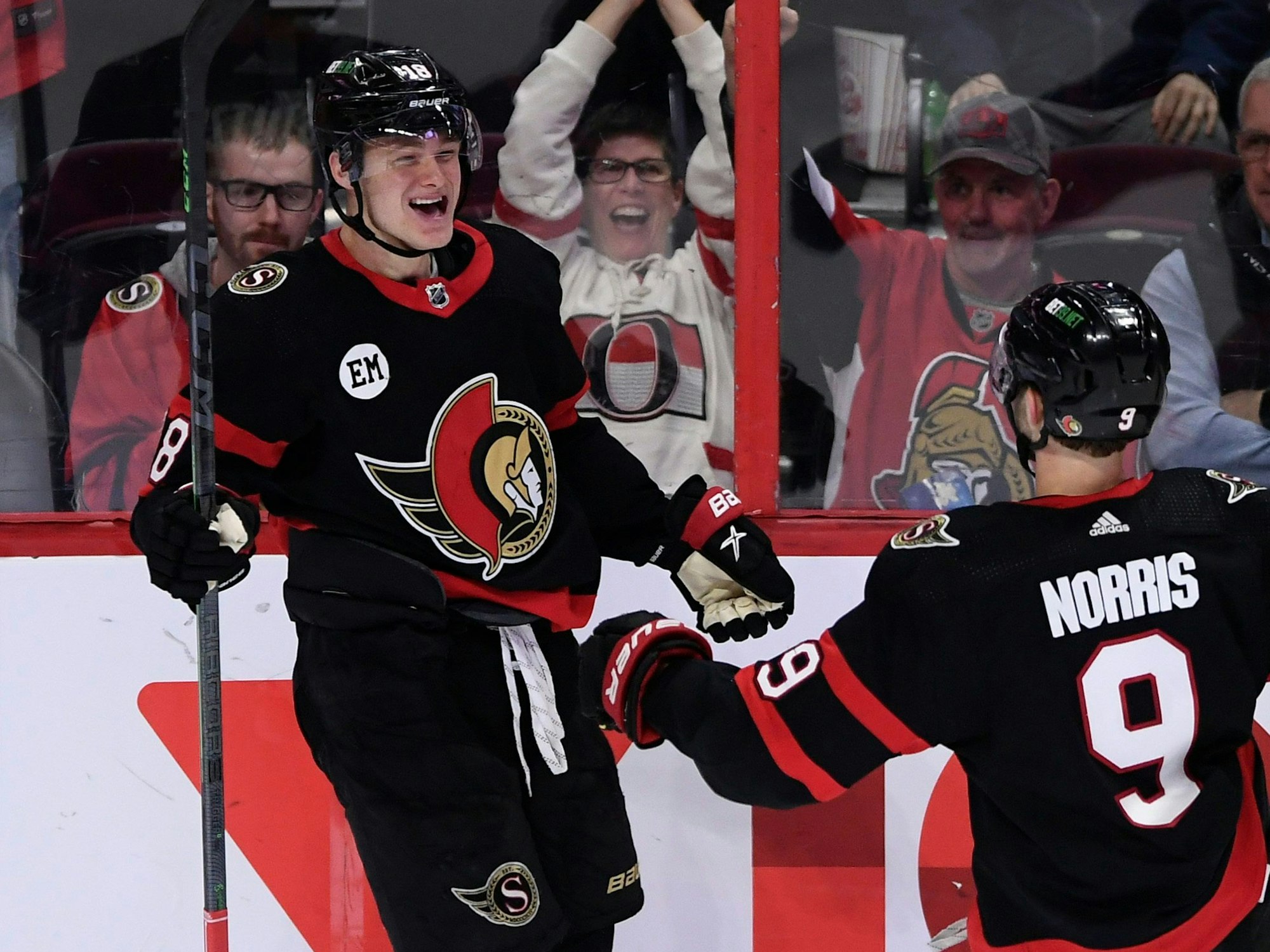 Tim Stutzle (18) feiert sein zweites Tor mit Teamkollege Josh Norris (9) im letzten Drittel des Spiels.