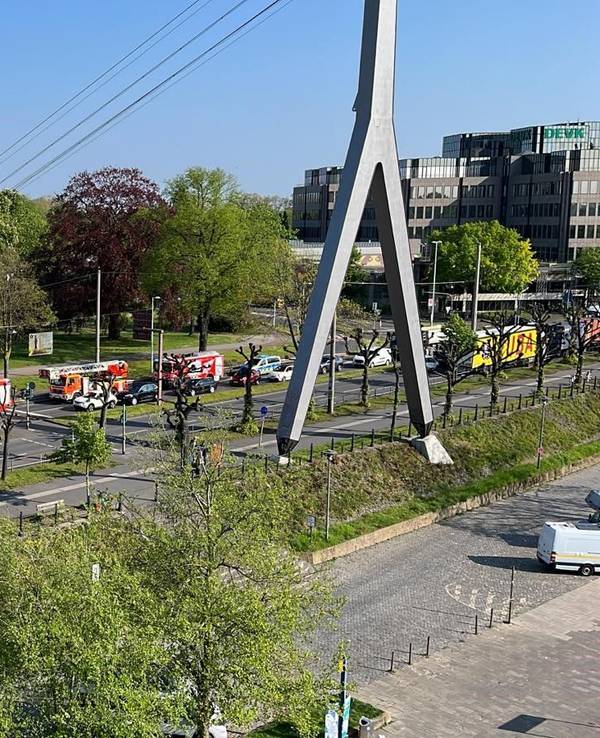 Am Niederländer Ufer stehen mehrere Einsatzwagen der Kölner Feuerwehr und Polizei.