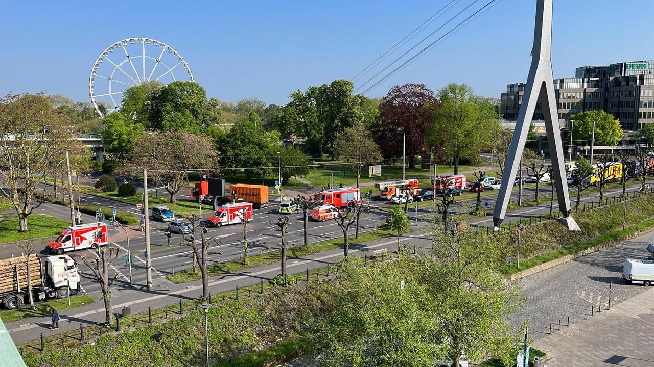 Am Niederländer Ufer stehen mehrere Einsatzwagen der Kölner Feuerwehr und Polizei.