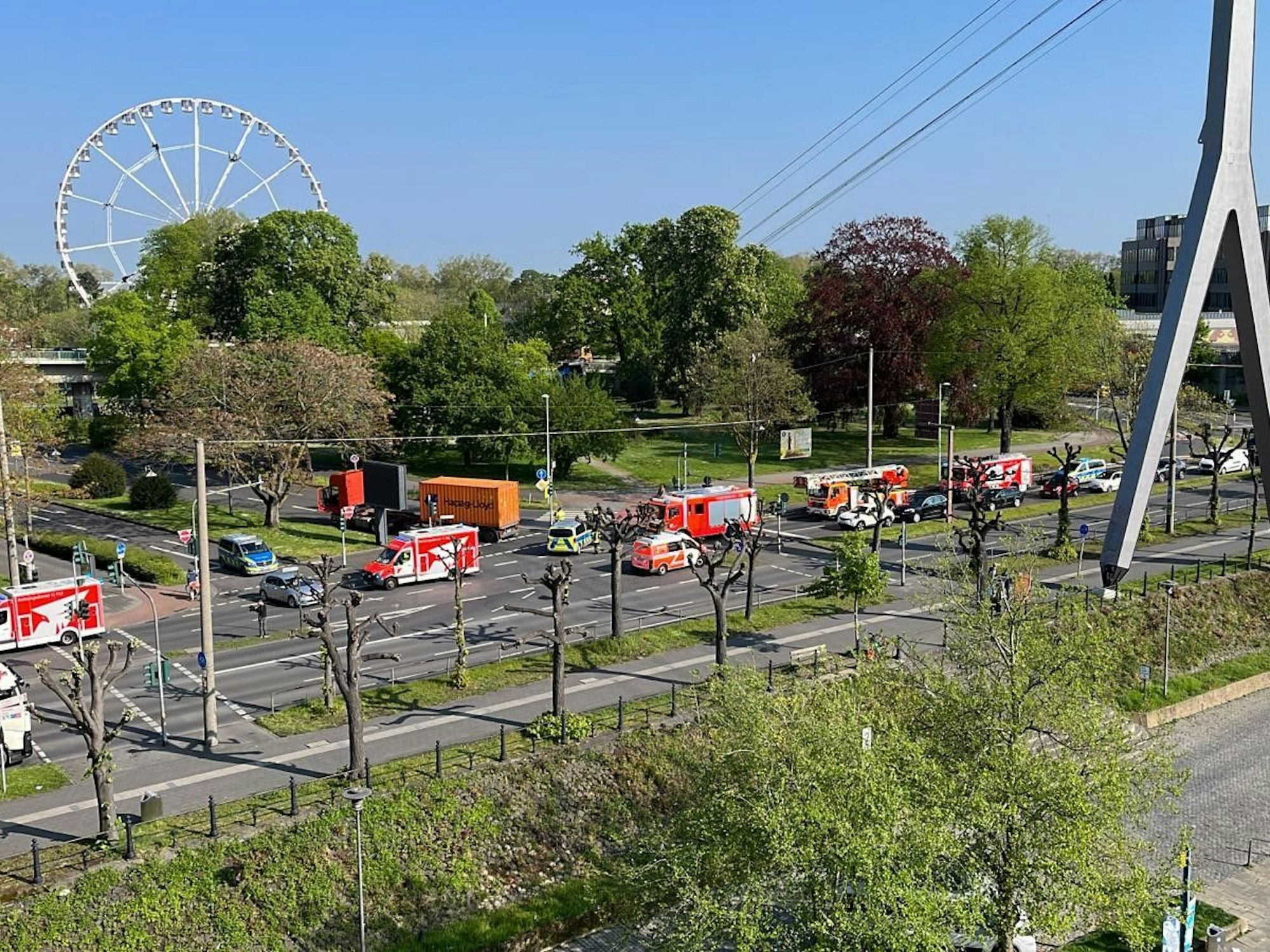Am Niederländer Ufer stehen mehrere Einsatzwagen der Kölner Feuerwehr und Polizei.