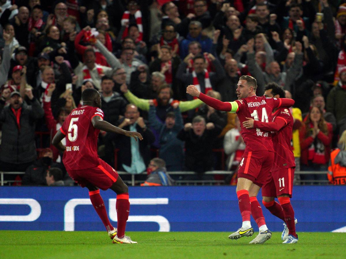 Jordan Henderson (M), Mohamed Salah (r) und Ibrahima Konate (l) vom FC Liverpool jubeln über das 1:0.