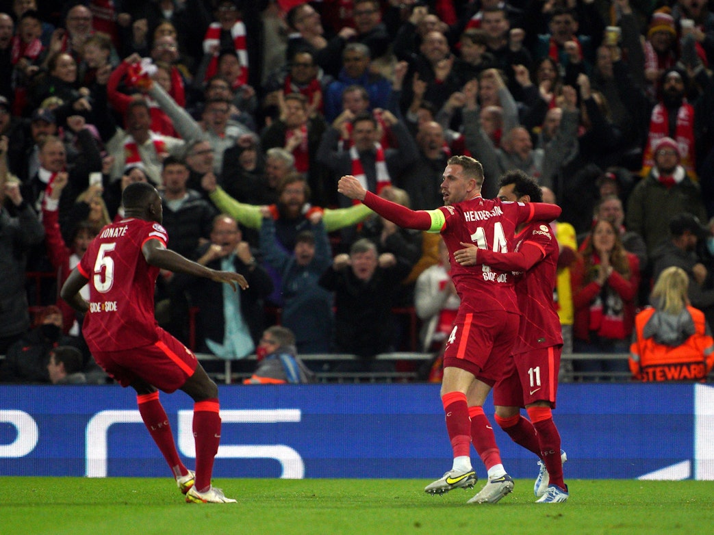 Jordan Henderson (M), Mohamed Salah (r) und Ibrahima Konate (l) vom FC Liverpool jubeln über das 1:0.
