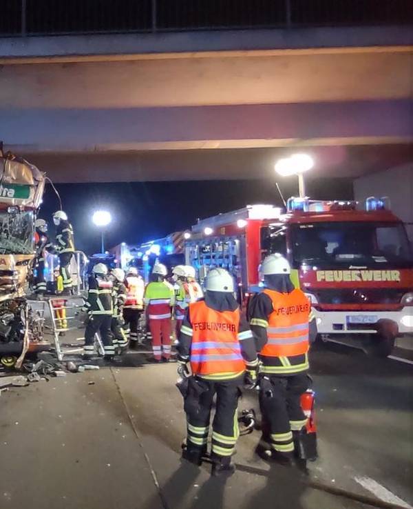 Feuerwehr an der Unfallstelle nach einem Unfall zwischen zwei LKW auf der A1 zwischen Erftstadt und Bliesheim.