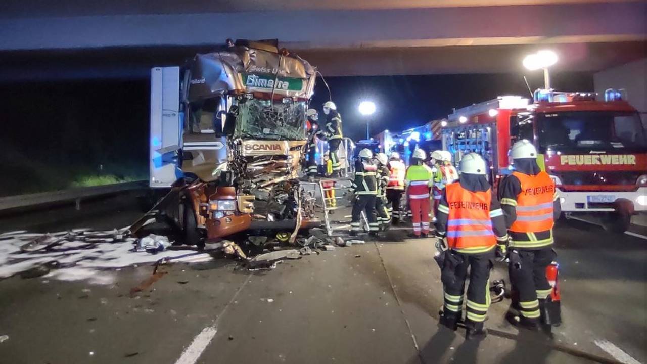Feuerwehr an der Unfallstelle nach einem Unfall zwischen zwei LKW auf der A1 zwischen Erftstadt und Bliesheim.
