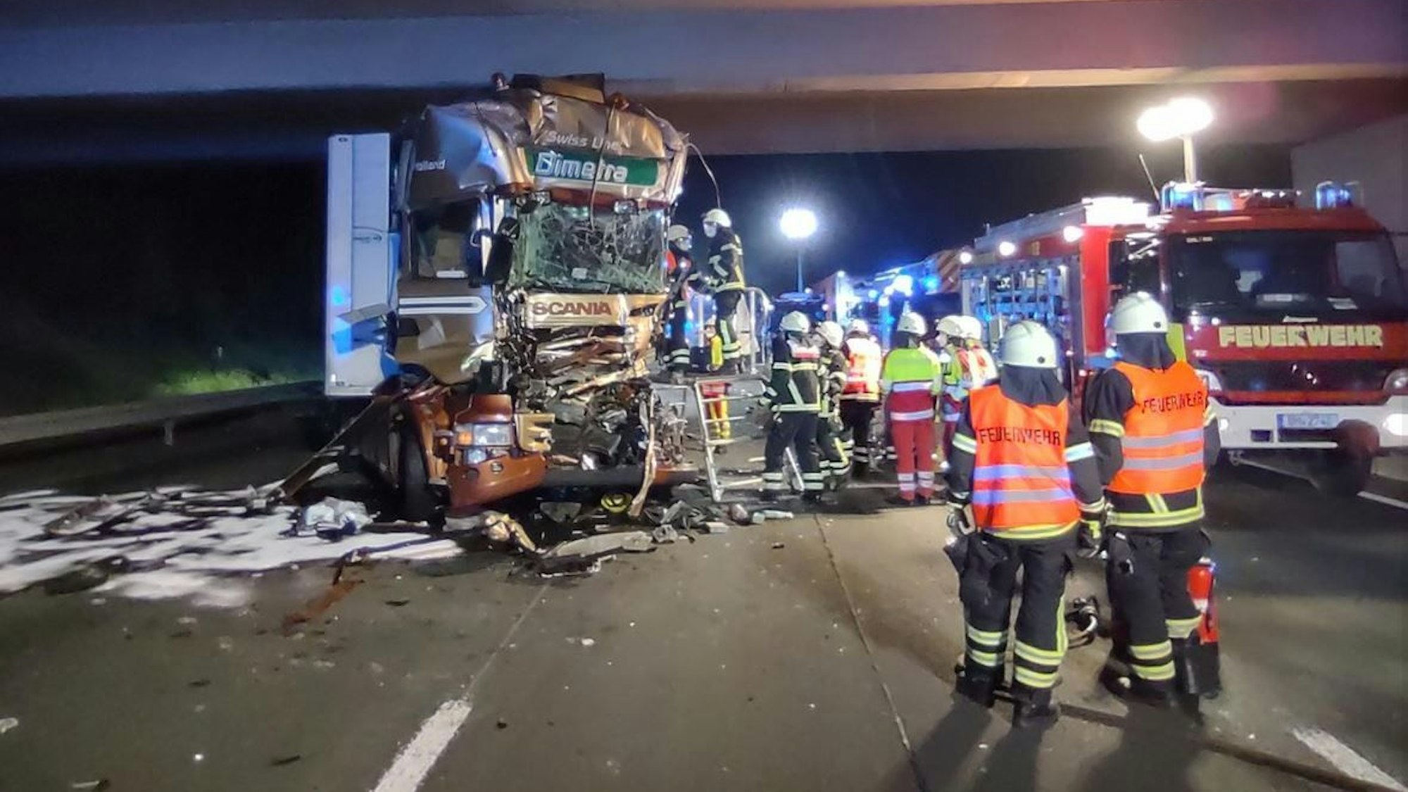 Feuerwehr an der Unfallstelle nach einem Unfall zwischen zwei LKW auf der A1 zwischen Erftstadt und Bliesheim.