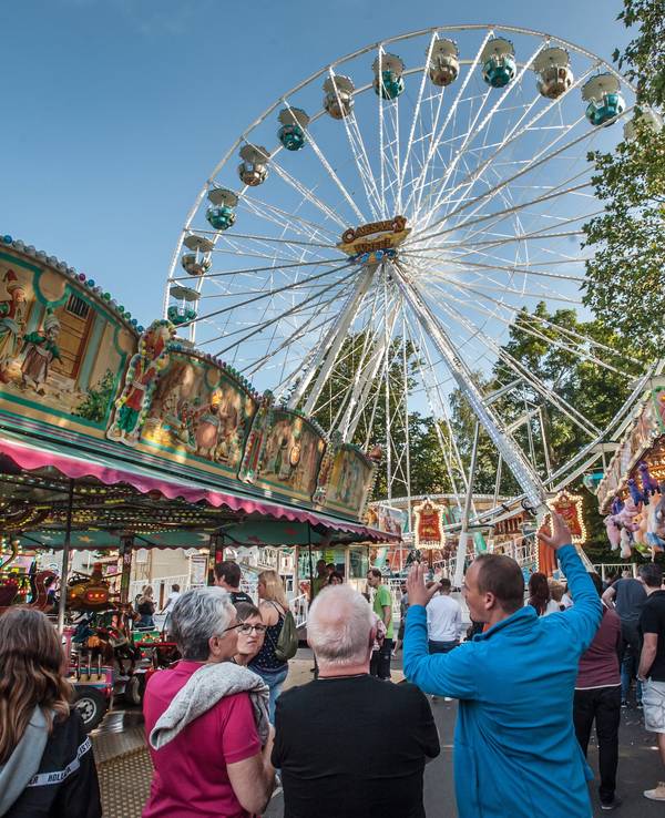 Besucher bummeln über das Schützen-und Volksfest in Schlebusch