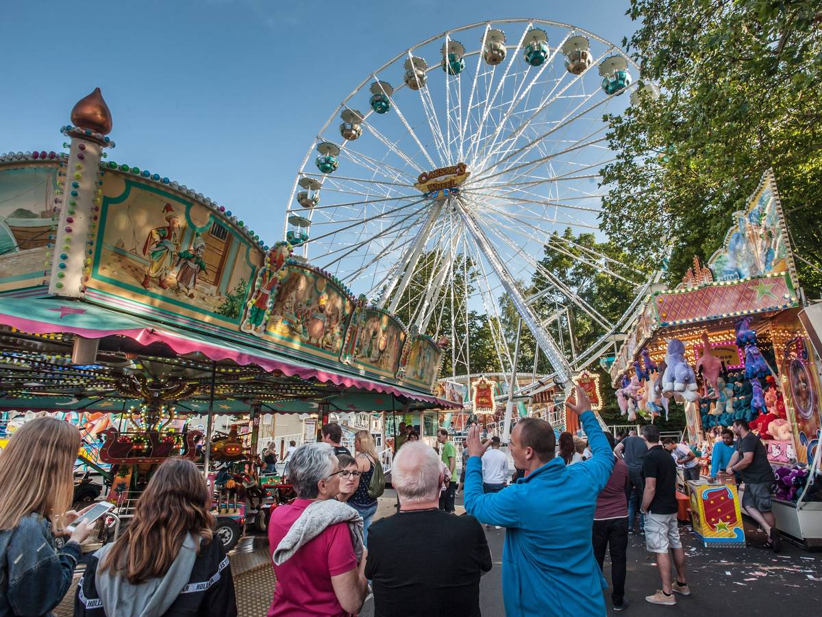 Besucher bummeln über das Schützen-und Volksfest in Schlebusch