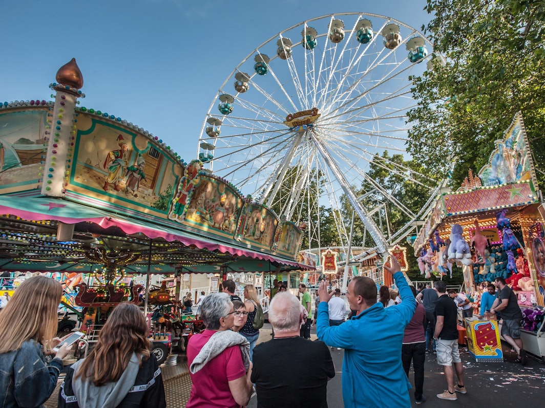 Besucher bummeln über das Schützen-und Volksfest in Schlebusch