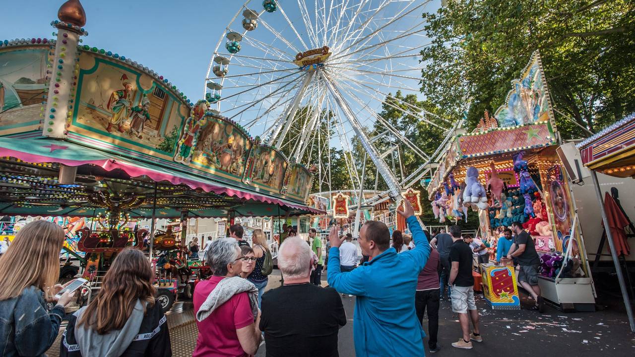 Besucher bummeln über das Schützen-und Volksfest in Schlebusch