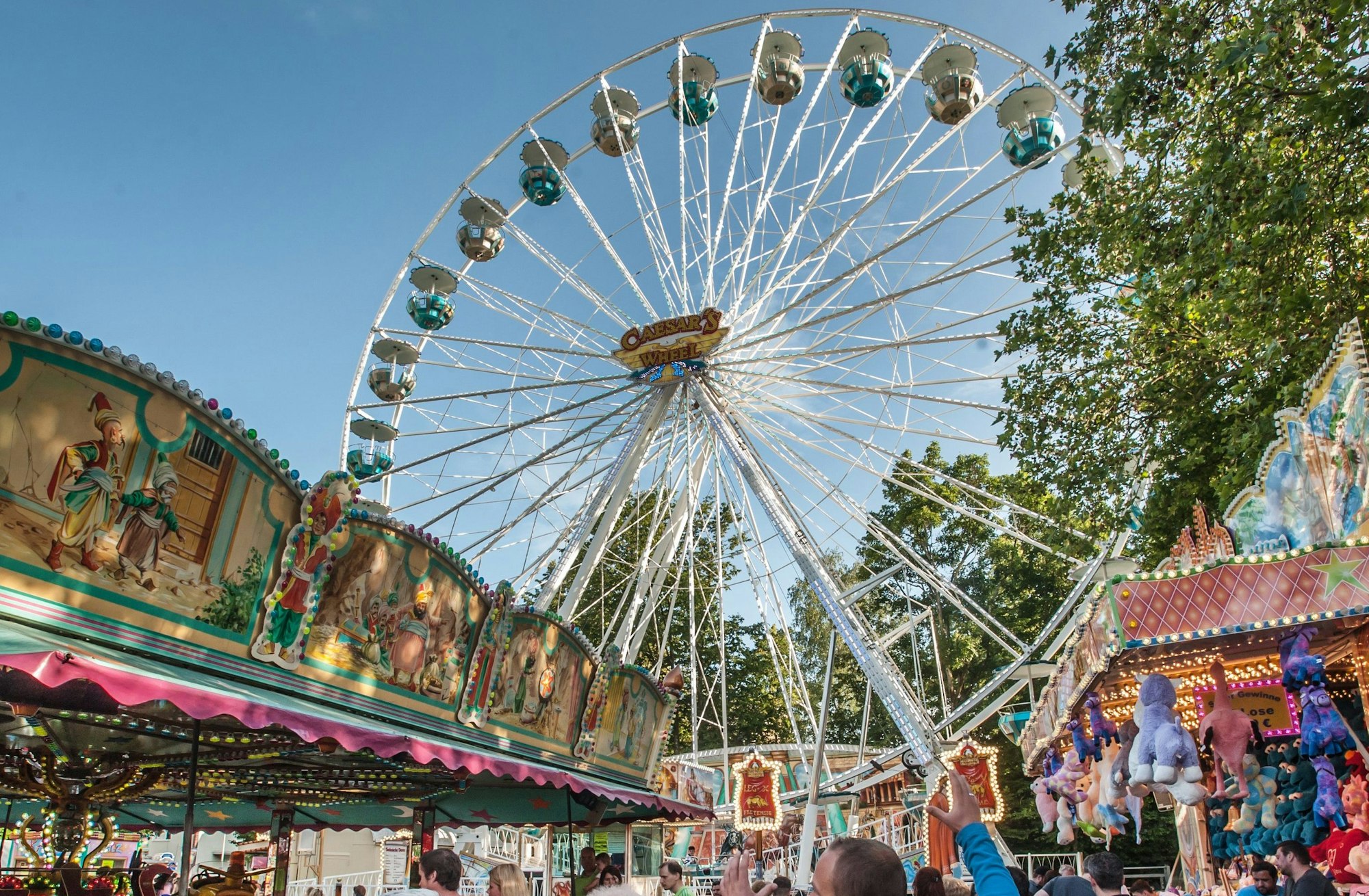 Besucher bummeln über das Schützen-und Volksfest in Schlebusch