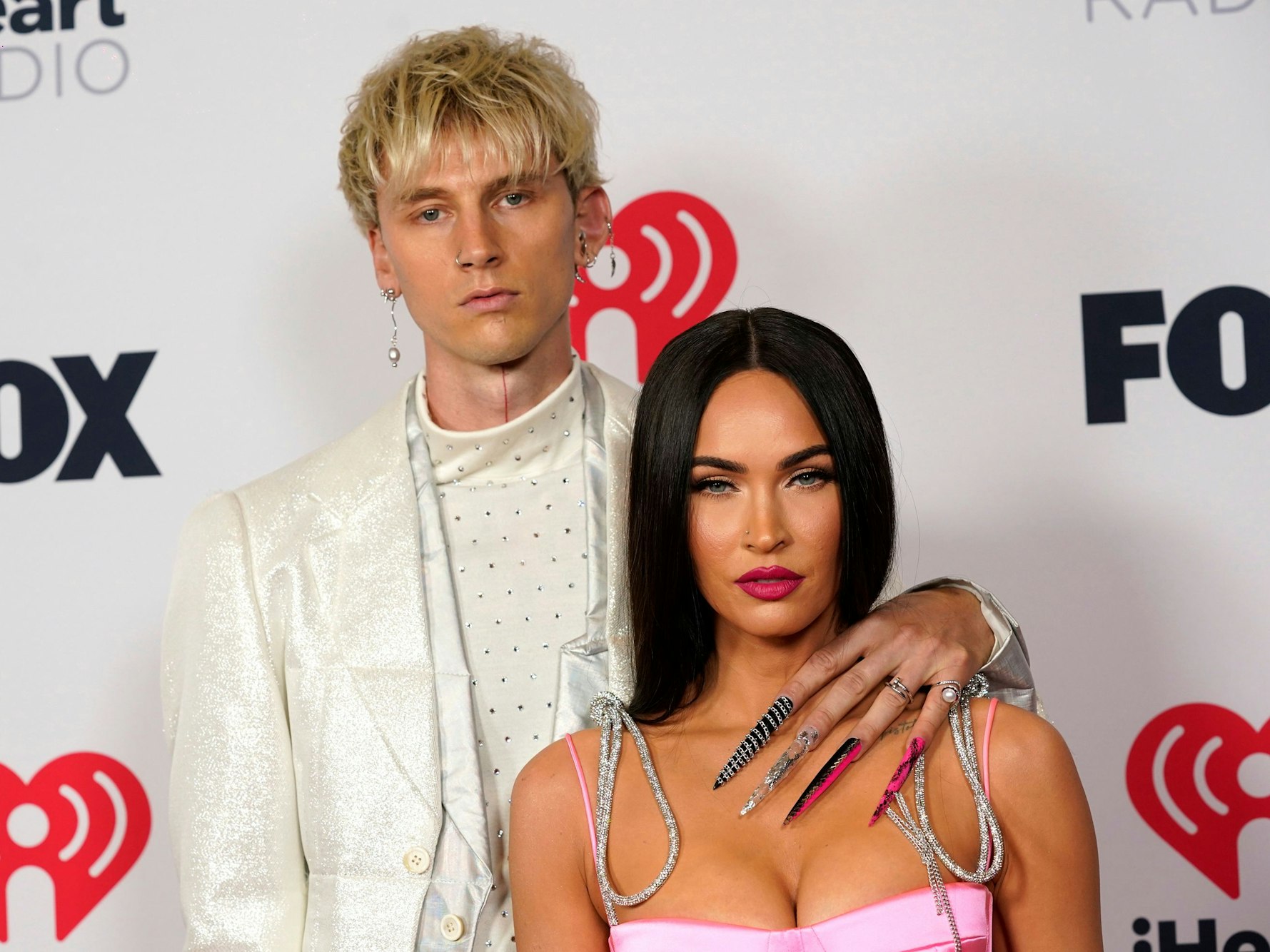 US-Schauspielerin Megan Fox (r) und Machine Gun Kelly besuchen die iHeartRadio Music Awards.