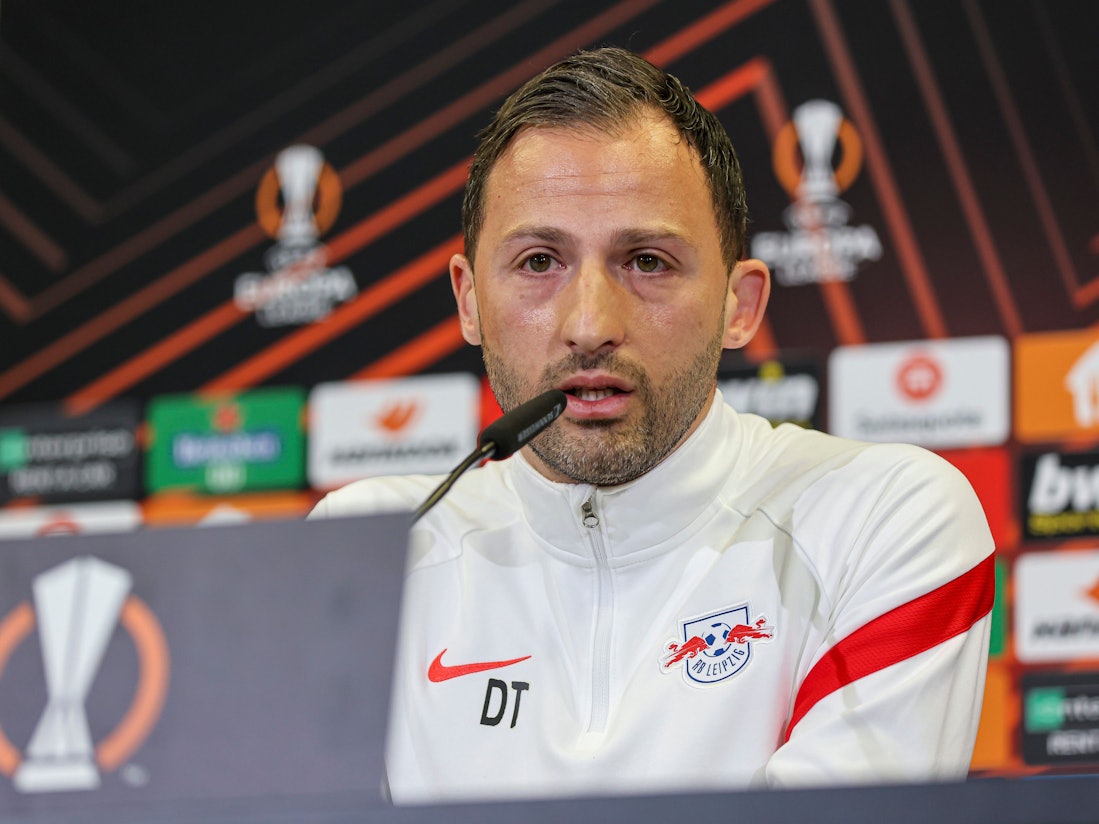 Domenico Tedesco spricht während der Pressekonferenz in der RB Leipzig Fußballakademie.