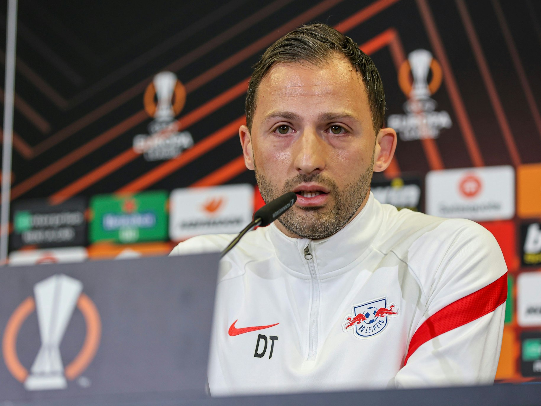 Domenico Tedesco spricht während der Pressekonferenz in der RB Leipzig Fußballakademie.