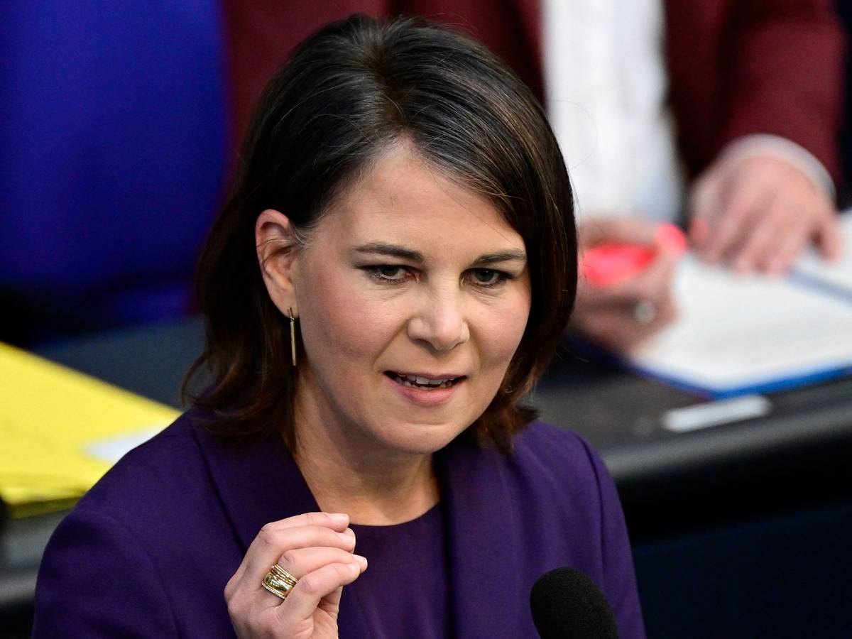 Außenminister Annalena Baerbock spricht im Bundestag.
