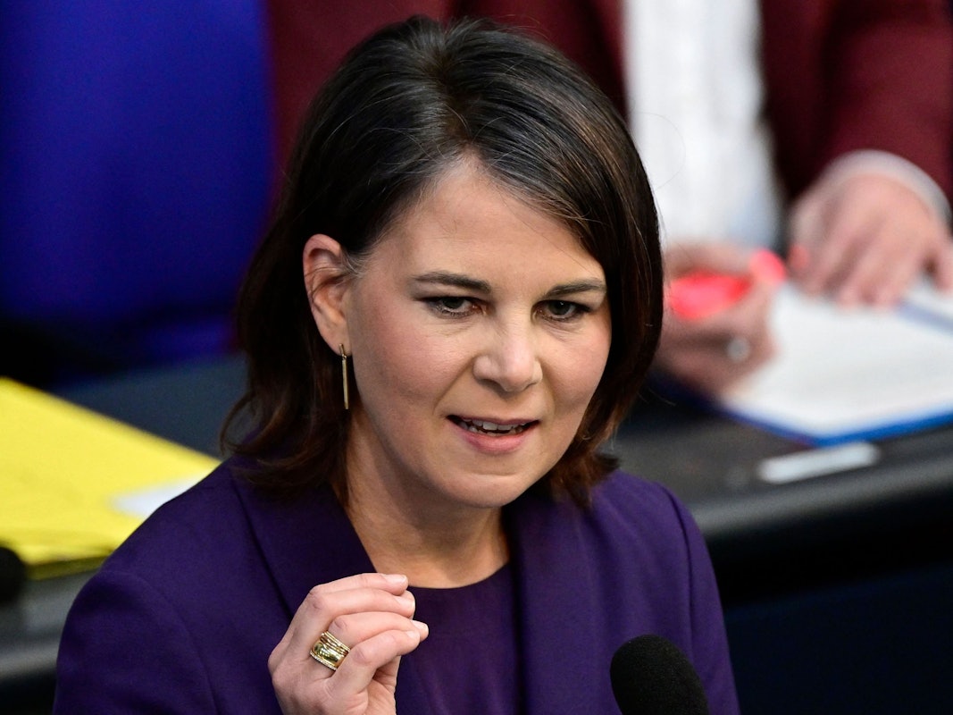 Außenminister Annalena Baerbock spricht im Bundestag.