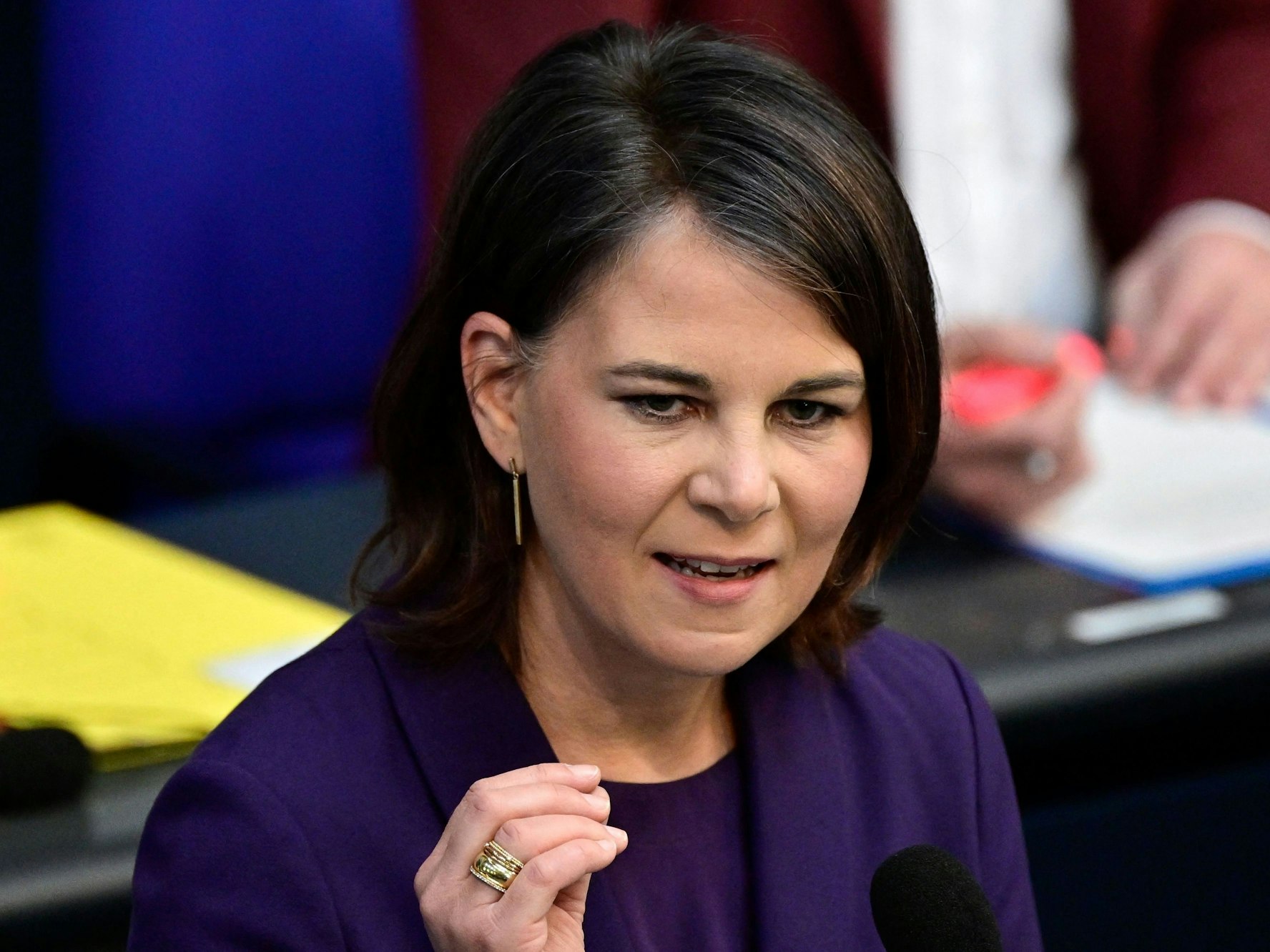 Außenminister Annalena Baerbock spricht im Bundestag.