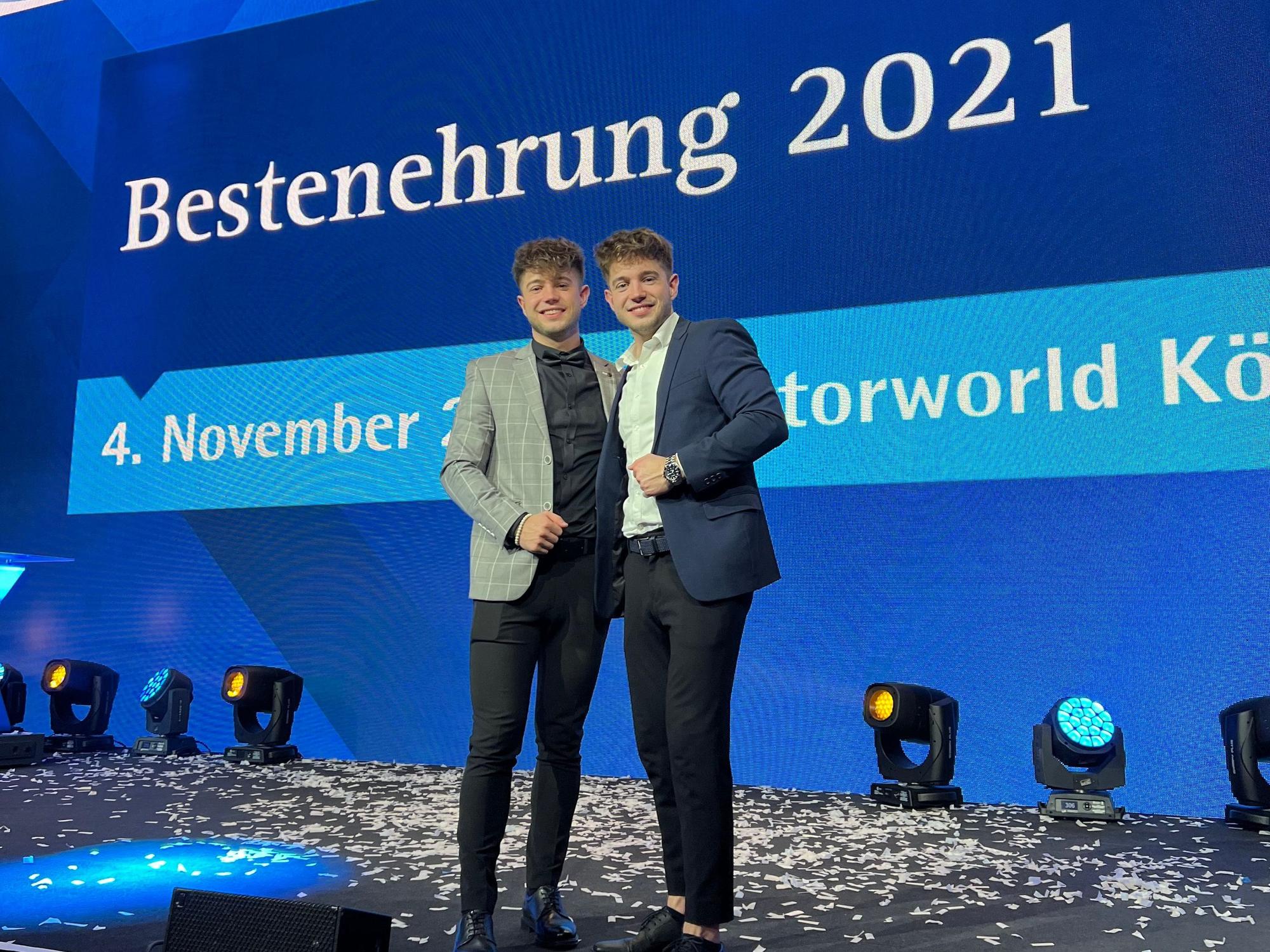 Roman und Nikita Kiselev stehen auf einer Bühne auf der Feier der Bestenehrung der IHK Köln am 4. November 2021.